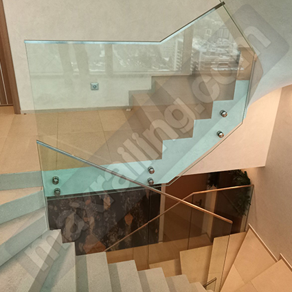 Стъклен парапет по стълби с дистанционер